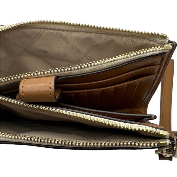 MICHAEL KORS Jet Set Phone Holder / Wallet - Picture 9 of 11